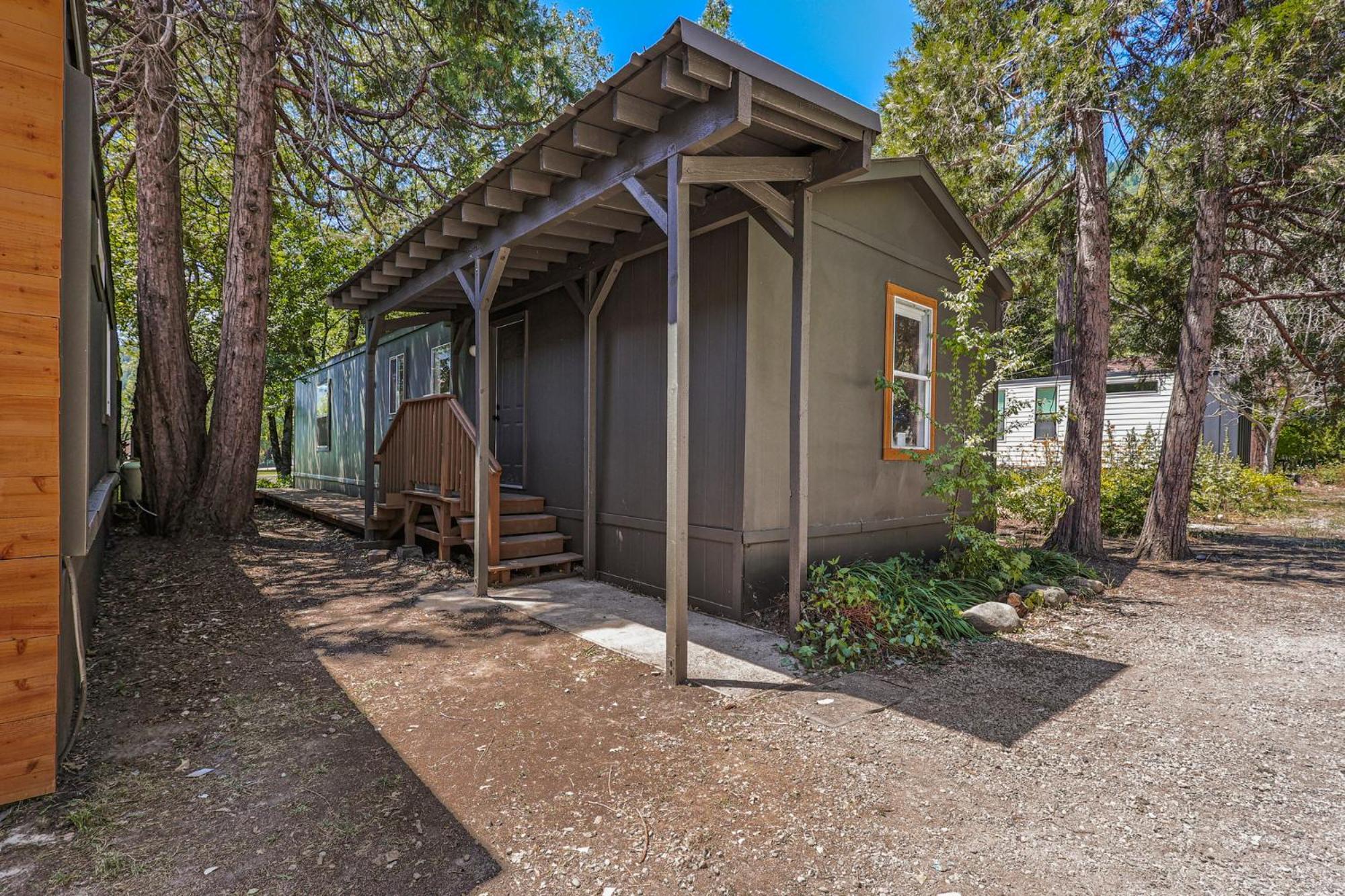 Cave Springs Resort Dunsmuir Exterior photo