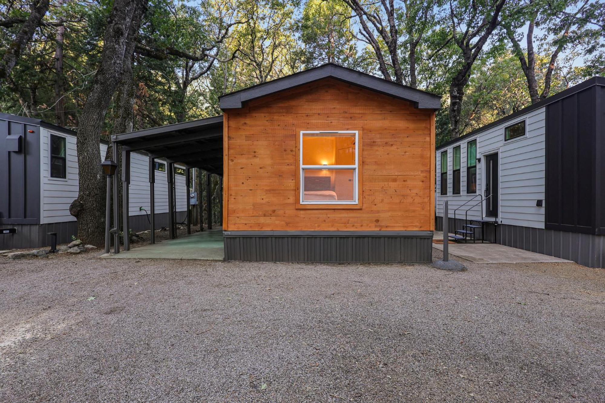 Cave Springs Resort Dunsmuir Exterior photo