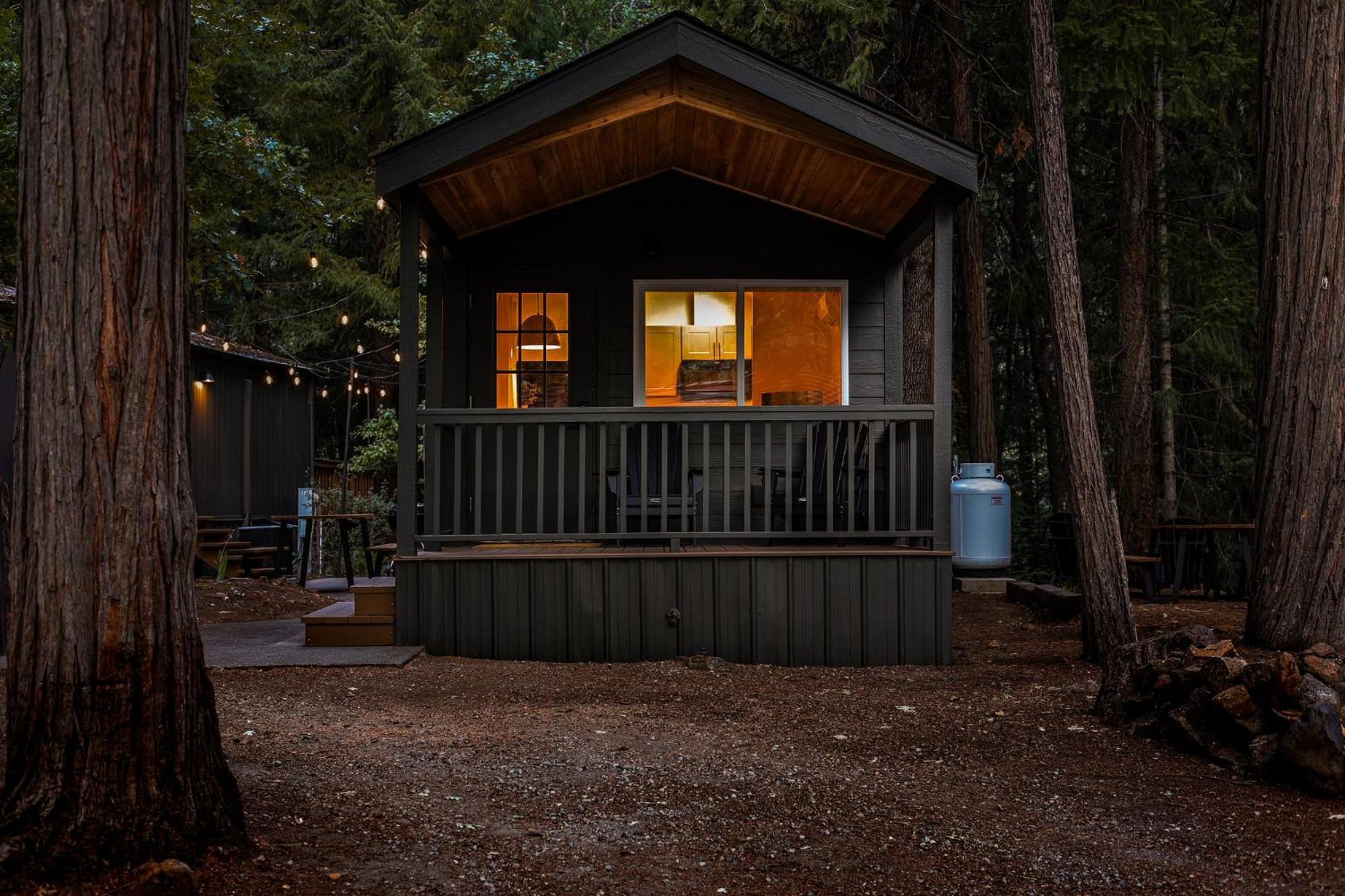 Cave Springs Resort Dunsmuir Exterior photo